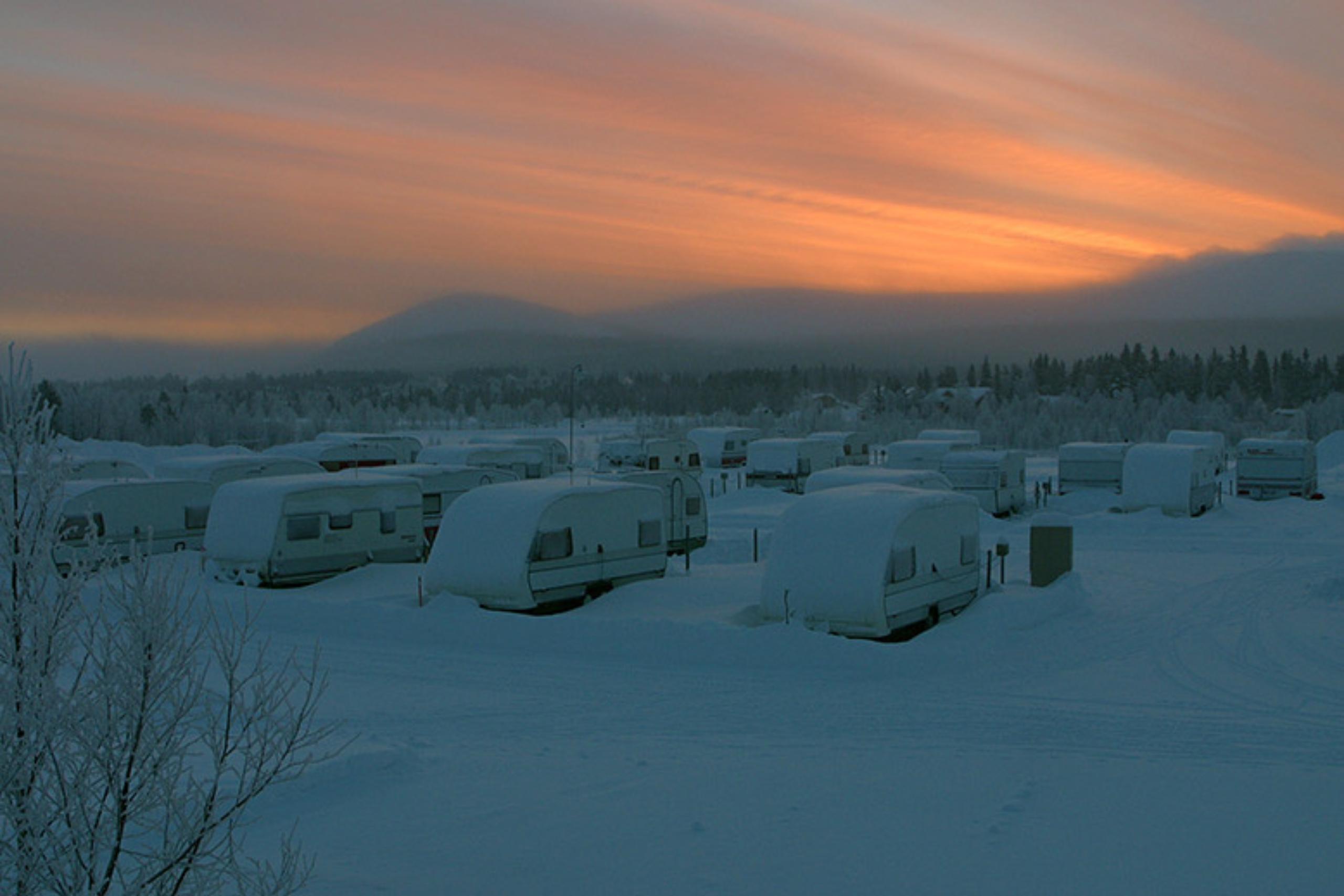 Schneesicher sollte dein Camper sein, wenn du mit ihm nach Äkäslompolo reisen willst. Copyright: Ylläsen Ykkös Caravan