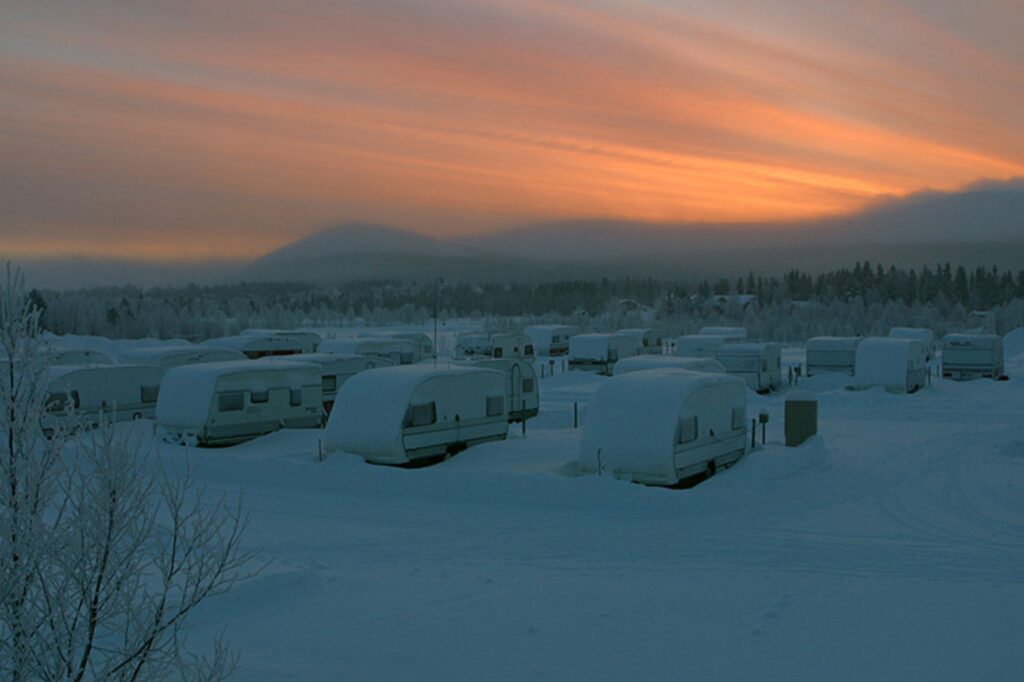 Si vous envisagez de voyager à Äkäslompolo avec votre véhicule de camping, il devrait être capable de faire face à des conditions d'enneigement. Copyright: Ylläsen Ykkös Caravan
