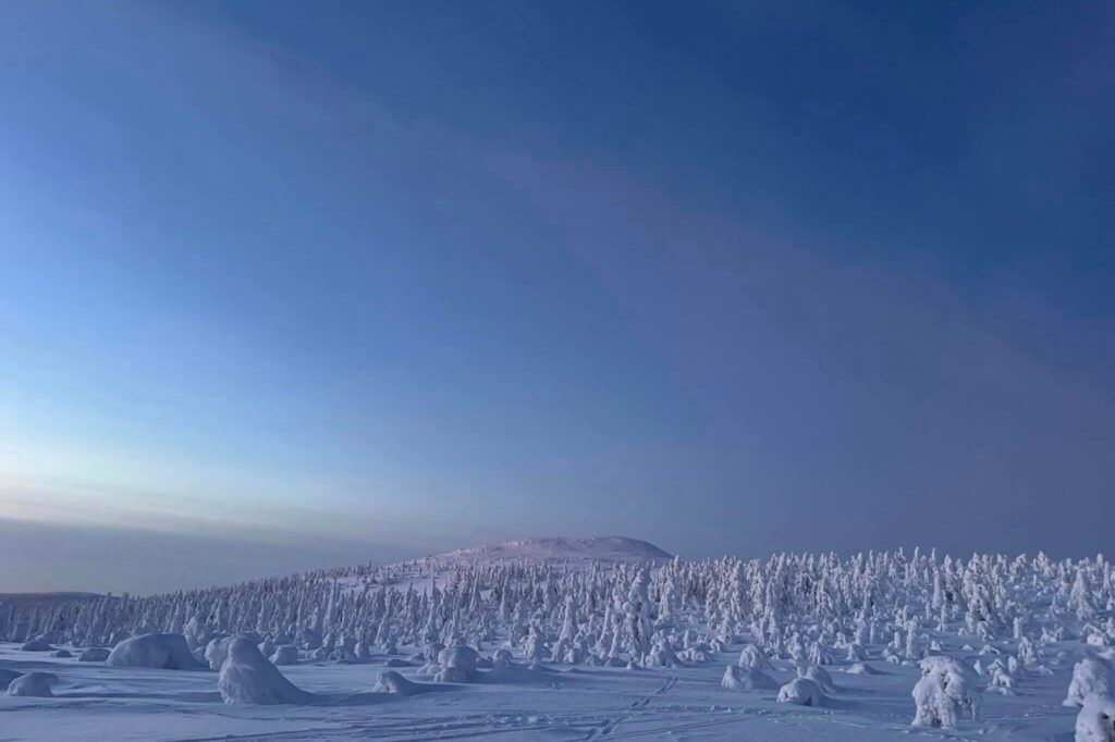  Det råder ingen brist på snö i Lappland. Varje år täcks landskapet av ett meterhögt snötäcke, som sveper in landet i en fantastisk tystnad. Copyright: Yllänens första husvagn