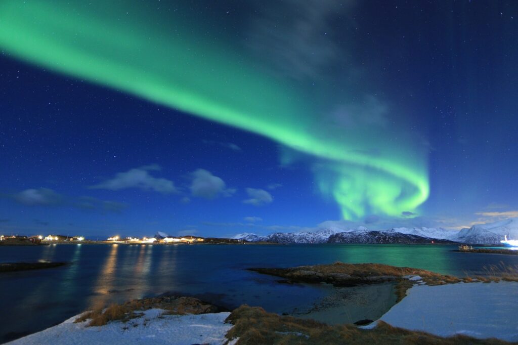  Ett magiskt norrsken dansar över Tromsö + Copyright: Pixabay

