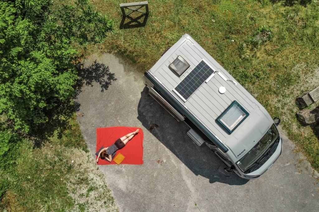 Auf dem Dach des Campers befindet sich eventuell ein Solarmodul, das die Stromversorgung des Fahrzeugs unterstützt. Copyright: Marielle Janotta