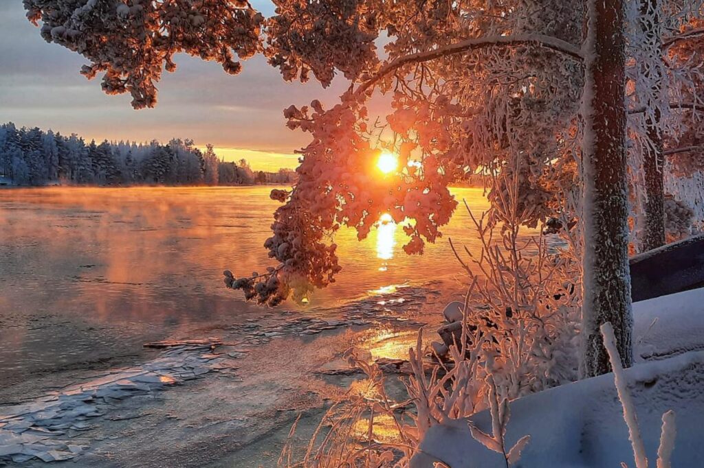 Bidende kulde og magisk lys - finsk vinter i en nøddeskal. Copyright: Camping Vuoksen Fishing Park