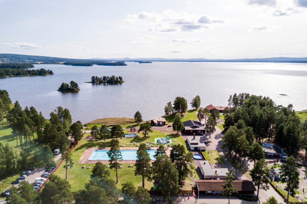 First Camp Orsa - Dalarna ligger i et naturskønt område ved Orsa-søen. Copyright: First Camp