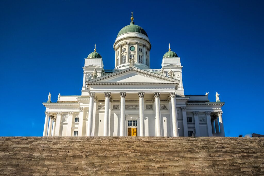 Helsinkis domkirke ligger højt på Senatspladsen og kan ses langt væk. Copyright: Unsplash, Priyank P