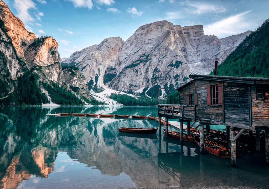 Pragser Wildsee is called the pearl of the Dolomites – you can clearly see why. Copyright: Samuele Errico Piccarini, Unsplash.com
