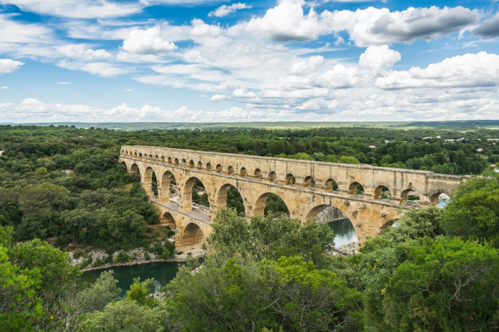 Der Pont du Gard wurde im 1. Jahrhundert n. Chr. während der Römerzeit erbaut. Copyright: Z S, Unsplash.com