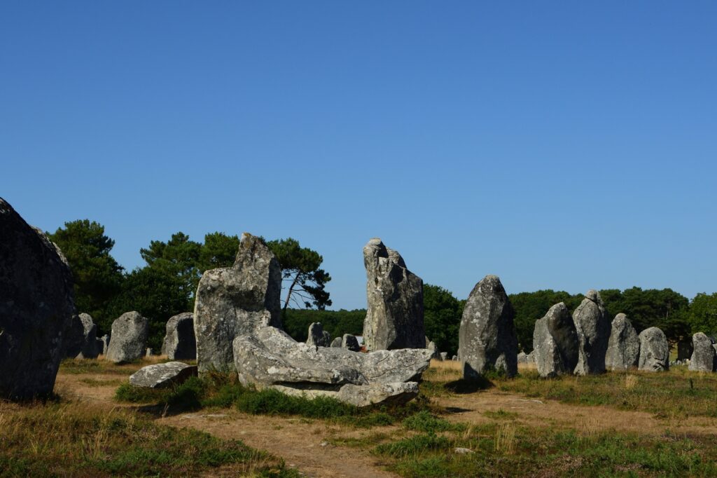 Wer sie aufgestellt hat - und warum - bleibt bis heute ein Rätsel: die Megalithen von Carnac. Copyright: Bertrand Borie, Unsplash.com