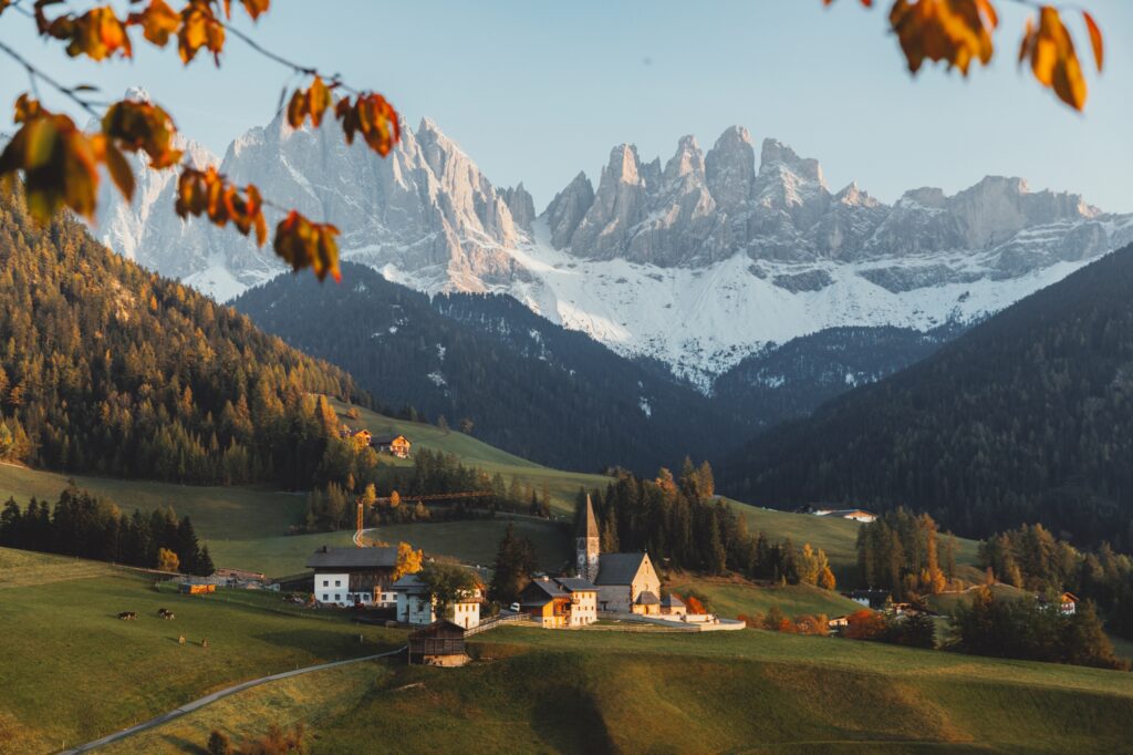 Les formations rocheuses spectaculaires des Dolomites et la nature à perte de vue - le Tyrol du Sud.