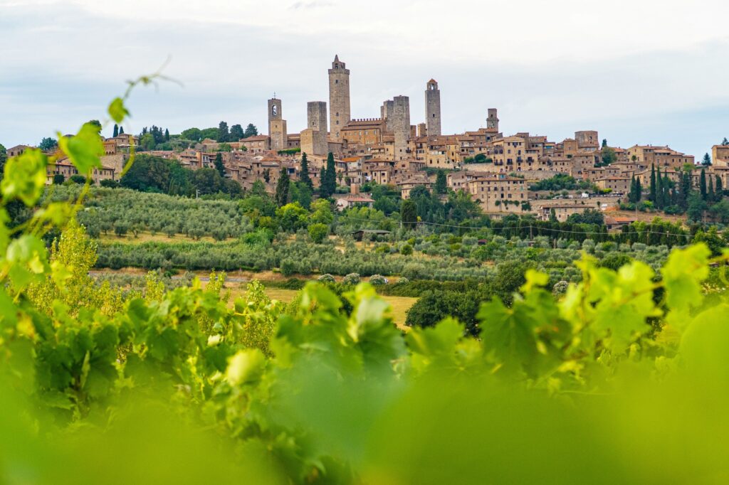 Smukke landsbyer omgivet af vinmarker så langt øjet rækker - et typisk toscansk landskab. Copyright: Emran Yousof, Unsplash.com