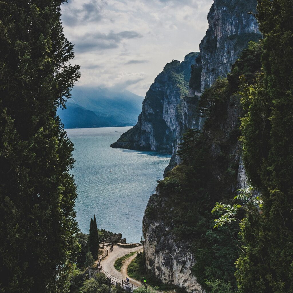 Le chemin est le but - c’est très souvent le cas lors d'excursions au lac de Garde - ici sur le chemin de Riva del Garda. Copyright: Andrea Sonda, Unsplash.com