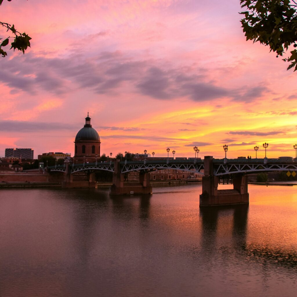 Toulouse wird, nicht nur wegen des Lichts, sondern vor allem wegen  seiner zahlreichen Bauwerke aus roten Ziegelsteinen “la ville rose” genannt. Copyright: Guillaume Groult, Unsplash.com