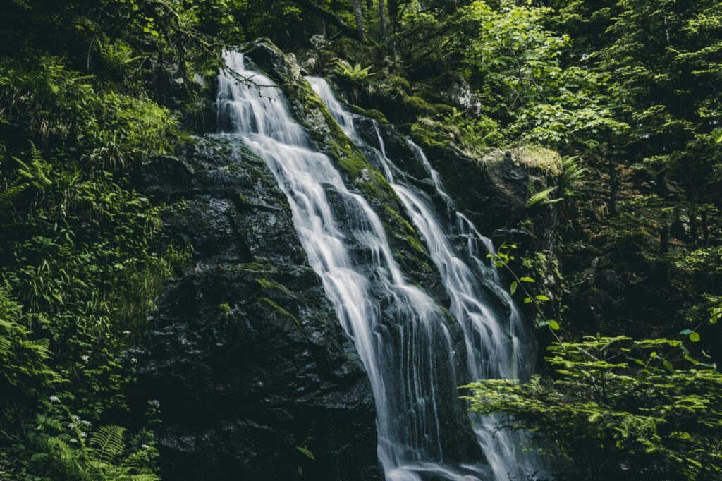 Rich green and refreshing blue – the Tendon waterfalls are incredibly beautiful. Copyright: Wijnand Boerma, Unsplash.com
