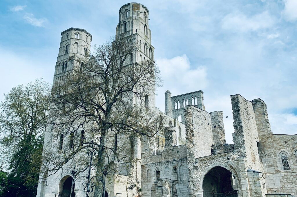 Les tours jumelles du monastère de Jumièges, hautes de 46 mètres.  Copyright: Jugith Girard-Marczak, Unsplash.com