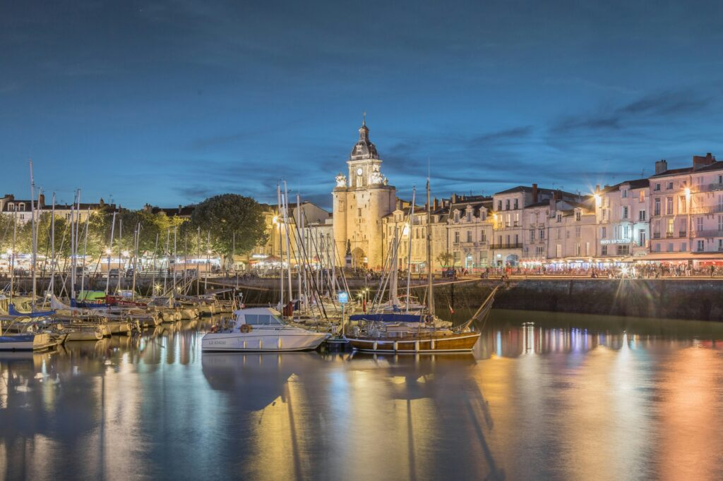 La Nouvelle-Aquitaine est également connue pour ses nombreuses villes qui valent le détour: ici la Rochelle.  Copyright: Karim Manjra, Unsplash.com