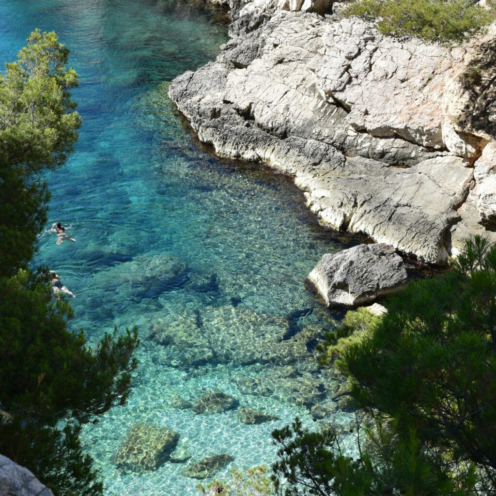 Turkisblått vann og kalkstein er det Calanques kan by på. Copyright: Andreaa, Unsplash.com