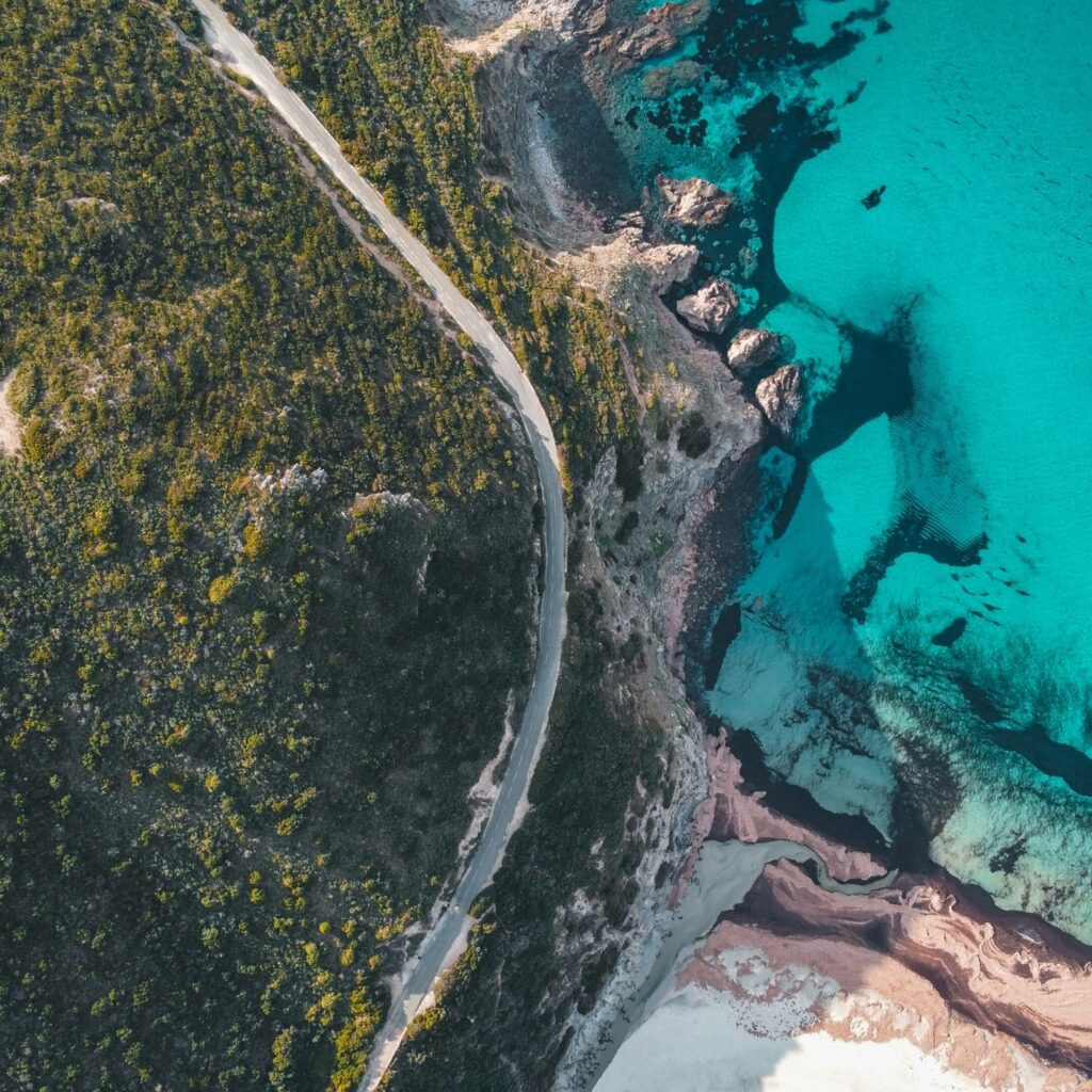 In Corsica, it's easy to feel at home, but still never stop being captivated by the breathtaking landscape. Copyright: Gontran Isnard, Unsplash.com