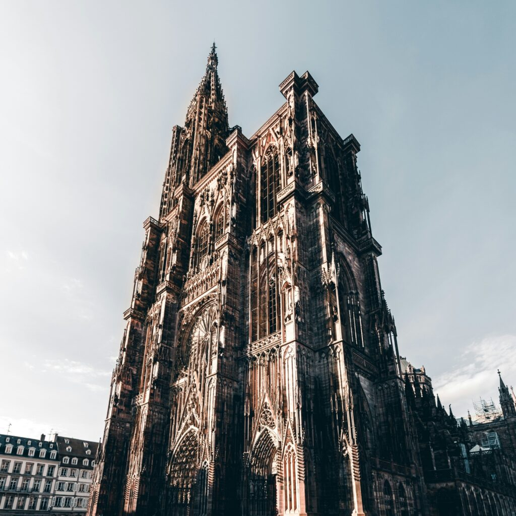 A la vue, ça donne la chair de poule - du moins c'est ce que je ressens à chaque fois que je vois la Cathédrale Notre-Dame de Strasbourg. Copyright: Jonathan Marchal, Unsplash.com