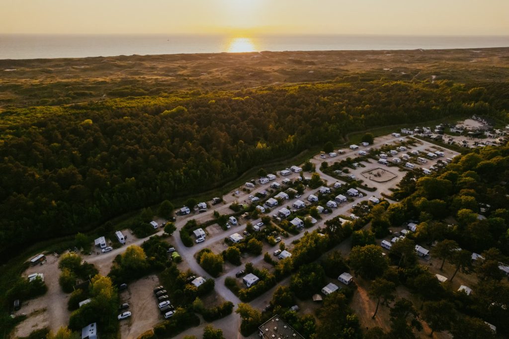Denne nederlandske campingplassen ligger ved siden av naturreservatet Duinreservaat og byr på en uforglemmelig naturopplevelse. Copyright: Camping Bakkum