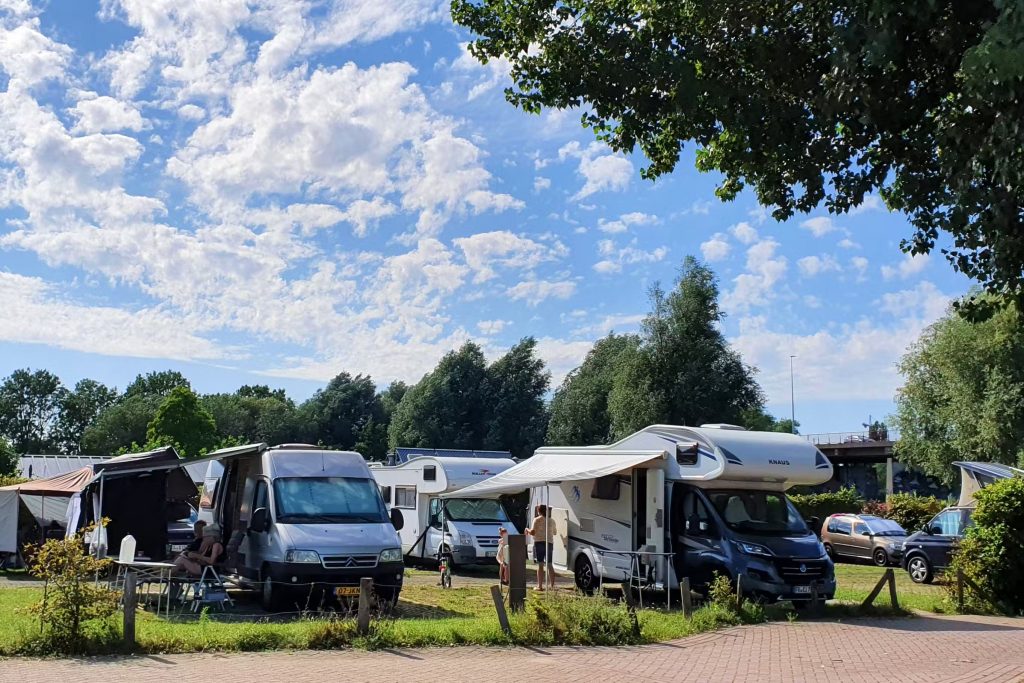 Täällä voit hyödyntää viihtyisiä tiloja ja upeaa sijaintia, joka on lähellä sekä keskustaa että luontoa. Copyright: Camping Zeeburg Amsterdam