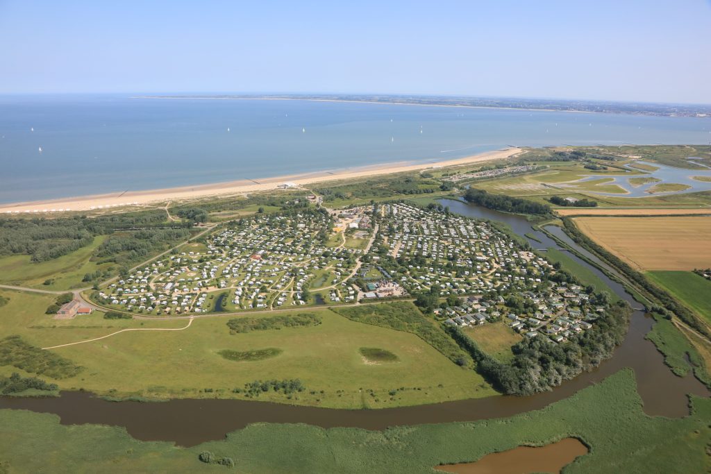 This campsite in the Netherlands is located directly on the North Sea and allows you to have a relaxing beach holiday. Copyright: Strandcamping Groede