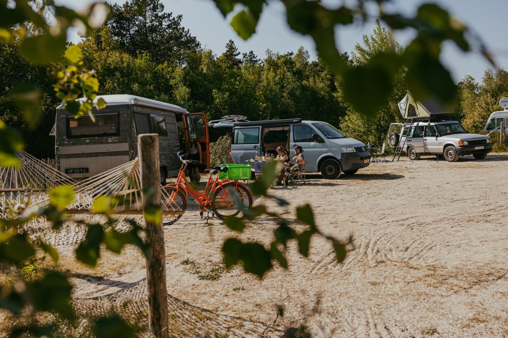 Here you can choose between pitches with different themes, allowing you to design your camping holiday in the Netherlands according to your wishes. Copyright: Duincamping Bakkum