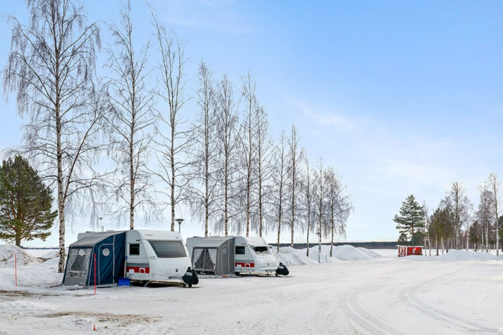 Wohnwagen mit Vorzelten im First Camp Arcus - Luleå. Copyright: First Camp