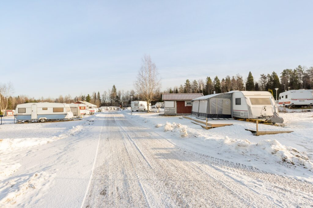 Wintercamping auf dem First Camp Ånnaboda - Örebro. Copyright: First Camp
