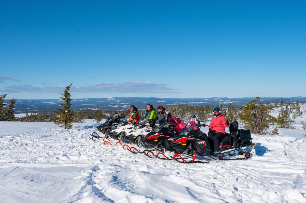 Auf einer geführten Schneemobiltour. Copyright: Caro Schafer / Sandsjögården
